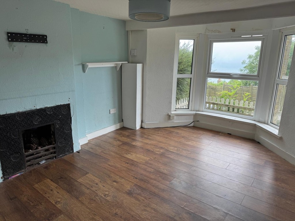 Lot: 107 - SEMI-DETACHED HOUSE FOR IMPROVEMENT WITH STUNNING SEA VIEWS - The Living Room